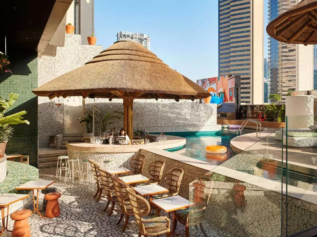 حیاط هتل ماما شلتر